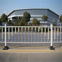 厂家供应大庆 市政护栏网 京式护栏 公路道路中间隔离带护栏