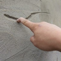 沙灰墙面掉沙怎么解决？教你一招，这样做治标又治本
