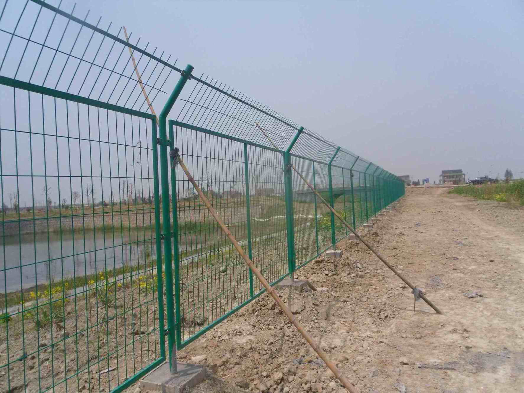 供应小区围栏网 道路隔离防护网 光伏电站防护网