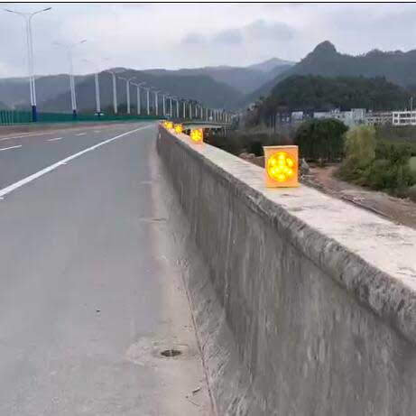公路边缘警示灯